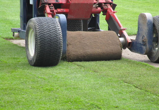 Nivellement du terrain de football de Llanas